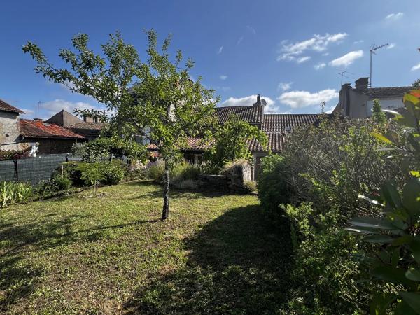 Maison de ville pleine de caractère, idéalement située dans la cité médiévale du Dorat