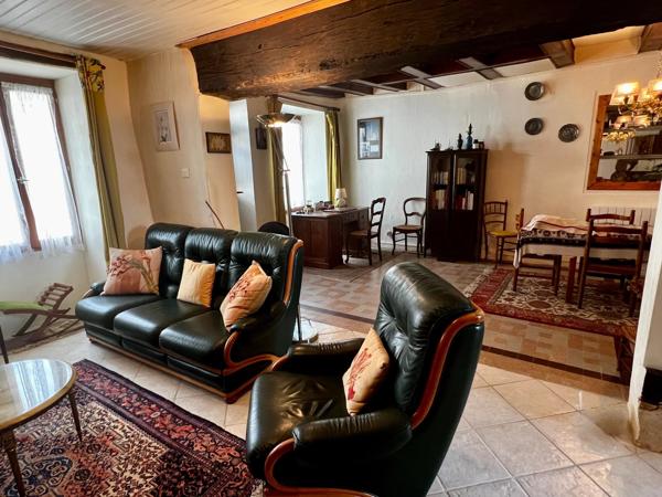 Maison de ville pleine de caractère, idéalement située dans la cité médiévale du Dorat