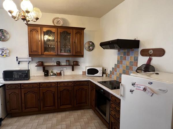 Maison de ville pleine de caractère, idéalement située dans la cité médiévale du Dorat