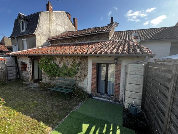 Maison de ville pleine de caractère, idéalement située dans la cité médiévale du Dorat
