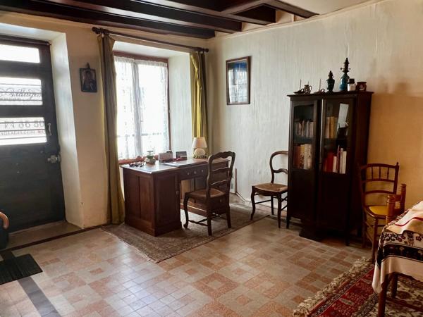 Maison de ville pleine de caractère, idéalement située dans la cité médiévale du Dorat
