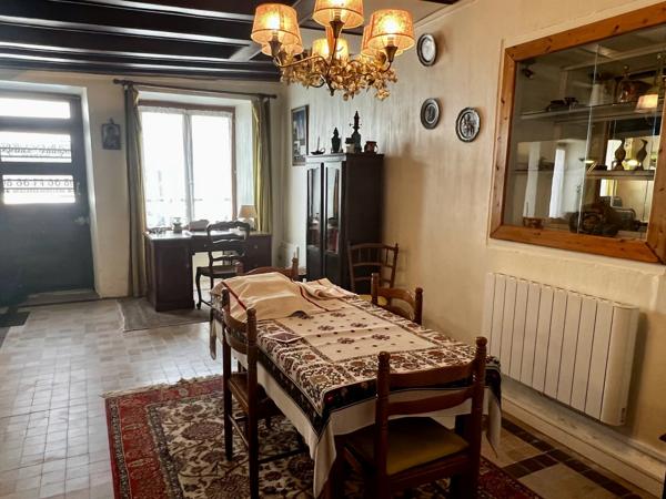Maison de ville pleine de caractère, idéalement située dans la cité médiévale du Dorat