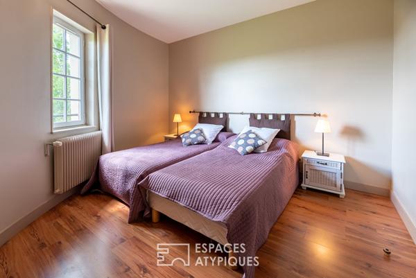 Ancien moulin meublé dans un environnement verdoyant