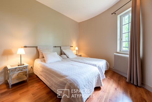 Ancien moulin meublé dans un environnement verdoyant