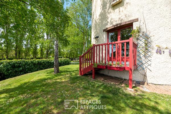 Ancien moulin meublé dans un environnement verdoyant