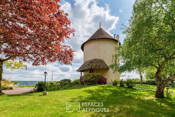 Ancien moulin meublé dans un environnement verdoyant
