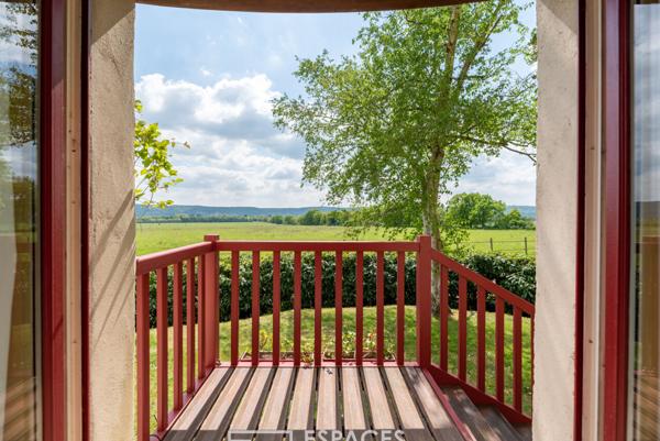 Ancien moulin meublé dans un environnement verdoyant
