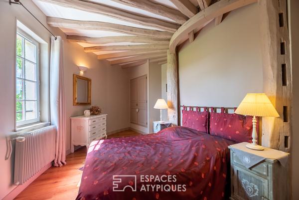 Ancien moulin meublé dans un environnement verdoyant