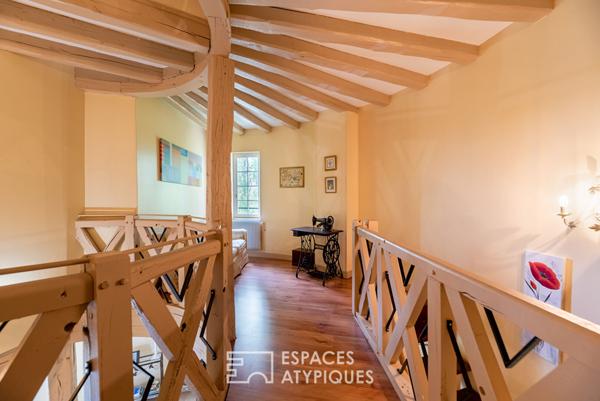 Ancien moulin meublé dans un environnement verdoyant