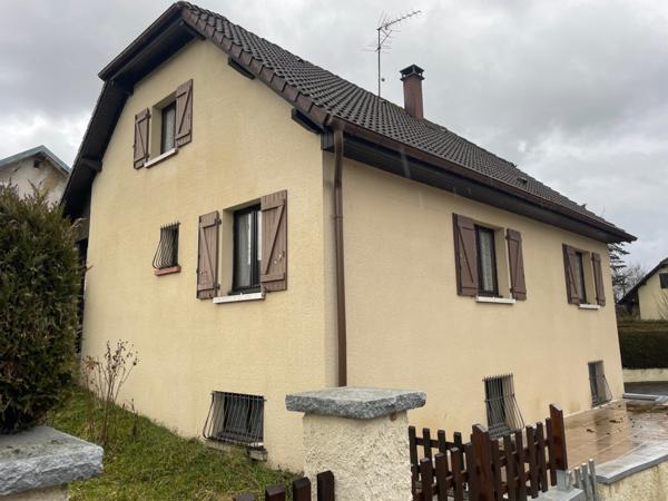 Maison F6 sur sous sol avec terrain, garage, parking