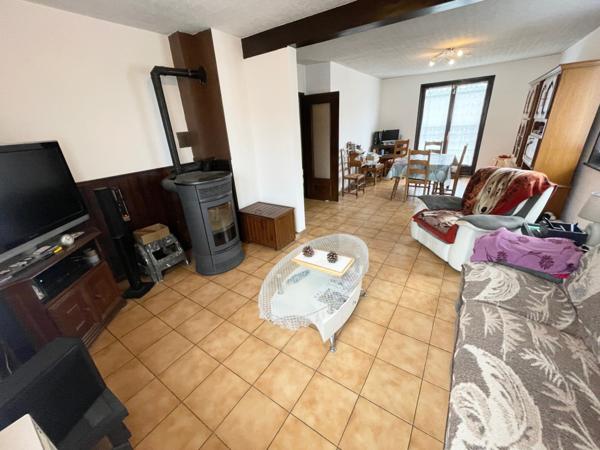 Maison F6 sur sous sol avec terrain, garage, parking