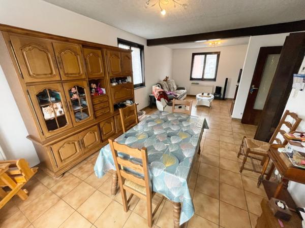 Maison F6 sur sous sol avec terrain, garage, parking