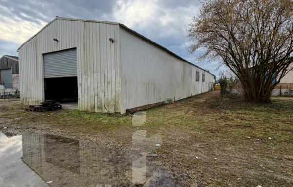 Local professionnel modulable de 479 m2 avec terrain constructible de 2582 m2   Possibilité de division