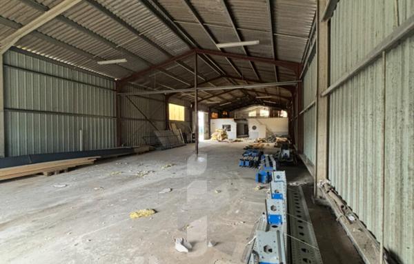 Local professionnel modulable de 479 m2 avec terrain constructible de 2582 m2   Possibilité de division