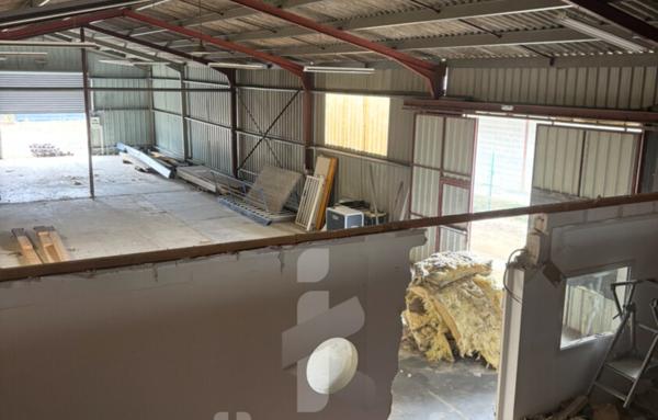 Local professionnel modulable de 479 m2 avec terrain constructible de 2582 m2   Possibilité de division