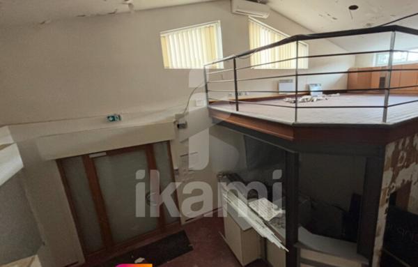 Local professionnel modulable de 479 m2 avec terrain constructible de 2582 m2   Possibilité de division