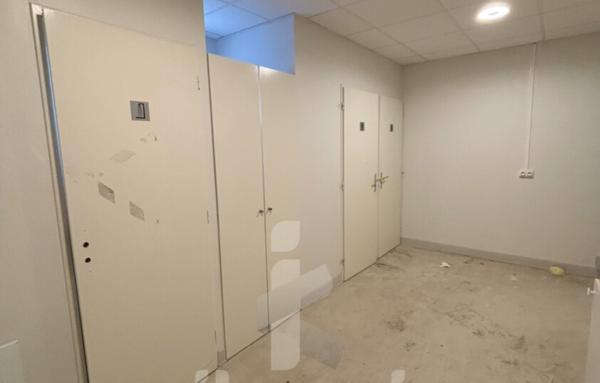 Local professionnel modulable de 479 m2 avec terrain constructible de 2582 m2   Possibilité de division