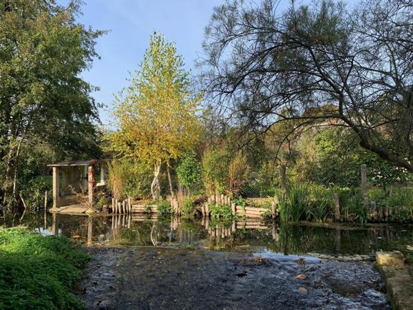 Jardin avec accès à la rivière