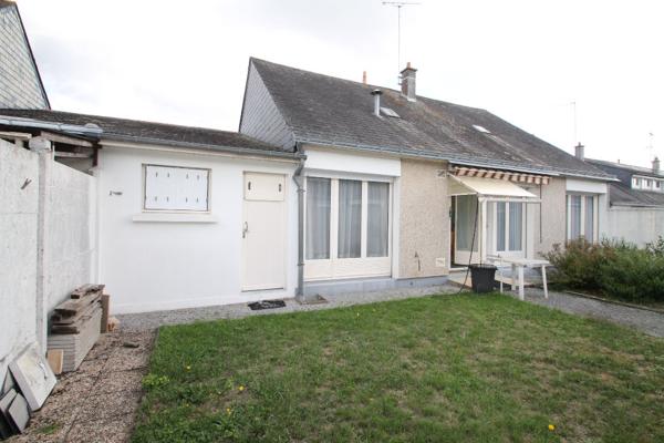 Maison AVRILLE de plain-pied avec jardin et garage.