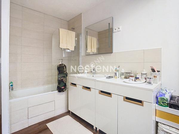 Maison AVRILLE de plain-pied avec jardin et garage.