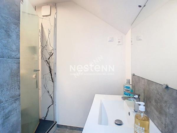 Maison AVRILLE de plain-pied avec jardin et garage.