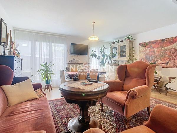 Maison AVRILLE de plain-pied avec jardin et garage.