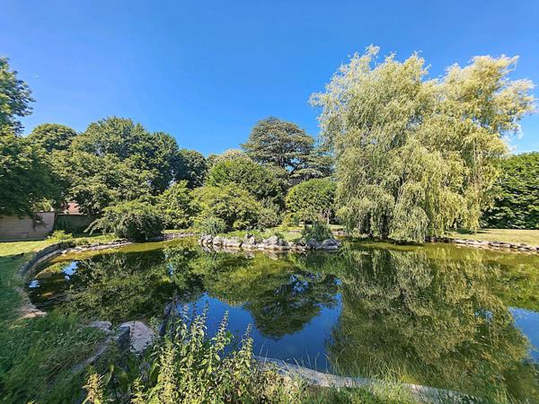 Beau pavillon sur un terrain de plus de 4000 m²