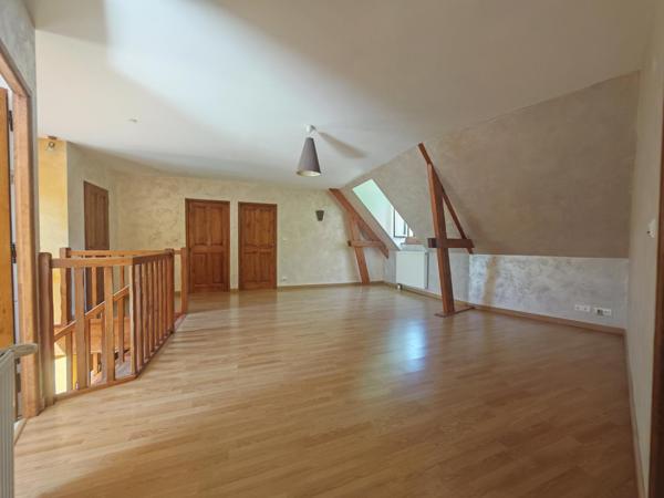 Beau pavillon sur un terrain de plus de 4000 m²