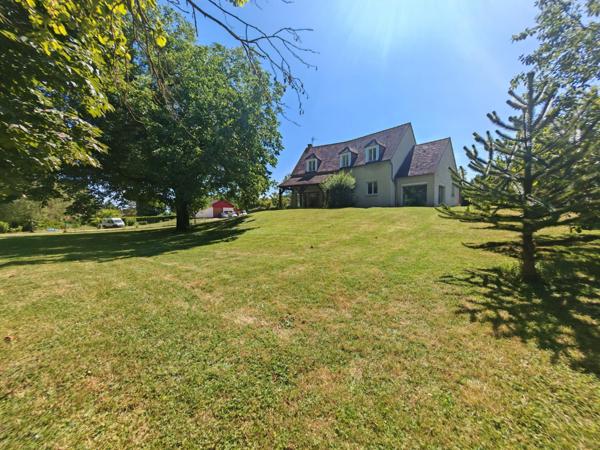 Beau pavillon sur un terrain de plus de 4000 m²