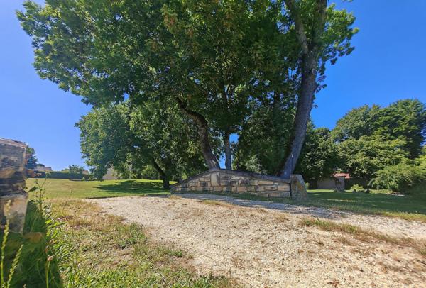 Beau pavillon sur un terrain de plus de 4000 m²