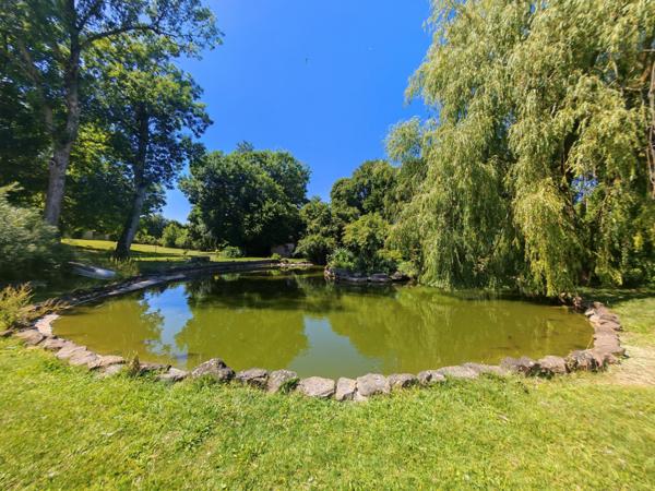 Beau pavillon sur un terrain de plus de 4000 m²