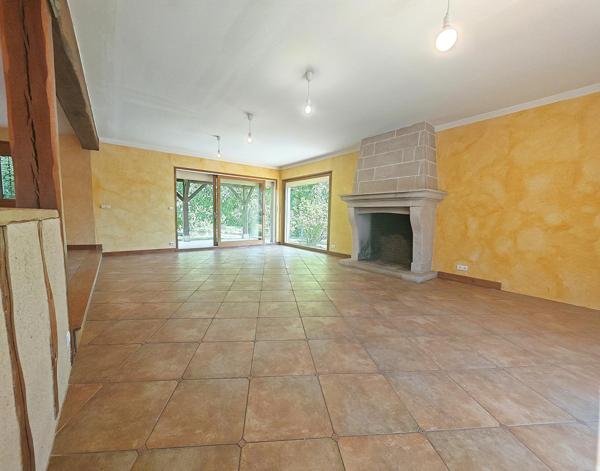 Beau pavillon sur un terrain de plus de 4000 m²