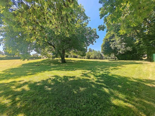 Beau pavillon sur un terrain de plus de 4000 m²