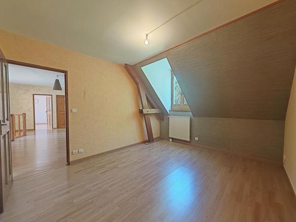 Beau pavillon sur un terrain de plus de 4000 m²