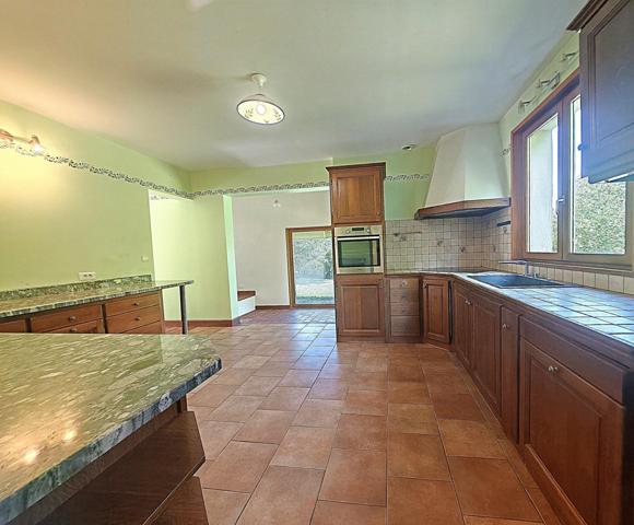 Beau pavillon sur un terrain de plus de 4000 m²