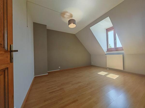 Beau pavillon sur un terrain de plus de 4000 m²