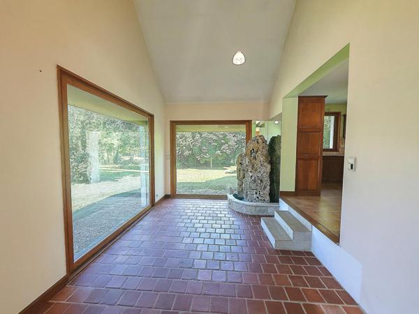 Beau pavillon sur un terrain de plus de 4000 m²