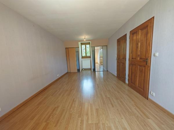 Beau pavillon sur un terrain de plus de 4000 m²