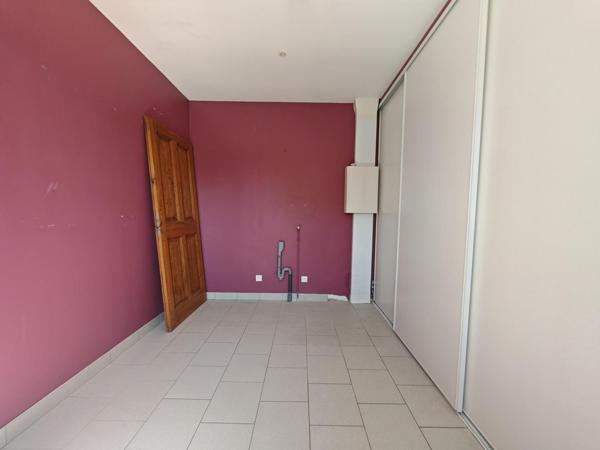 Beau pavillon sur un terrain de plus de 4000 m²