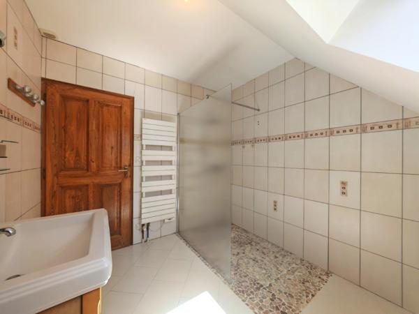 Beau pavillon sur un terrain de plus de 4000 m²