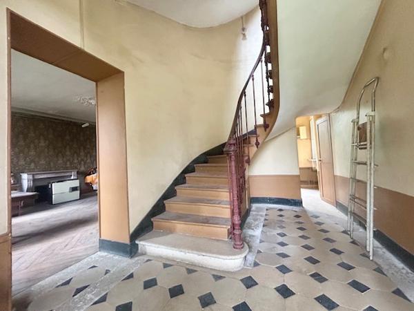 Marcoussis (91460) MARCOUSSIS - Maison de Maître de type F7 - 246 m2 hab - Jardin d'env. 2 100 m2 - Grange