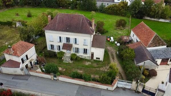 Marcoussis (91460) MARCOUSSIS - Maison de Maître de type F7 - 246 m2 hab - Jardin d'env. 2 100 m2 - Grange