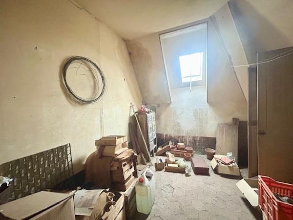 Marcoussis (91460) MARCOUSSIS - Maison de Maître de type F7 - 246 m2 hab - Jardin d'env. 2 100 m2 - Grange