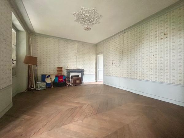 Marcoussis (91460) MARCOUSSIS - Maison de Maître de type F7 - 246 m2 hab - Jardin d'env. 2 100 m2 - Grange