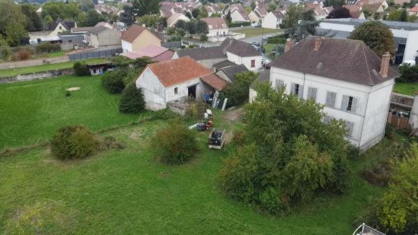 Marcoussis (91460) MARCOUSSIS - Maison de Maître de type F7 - 246 m2 hab - Jardin d'env. 2 100 m2 - Grange