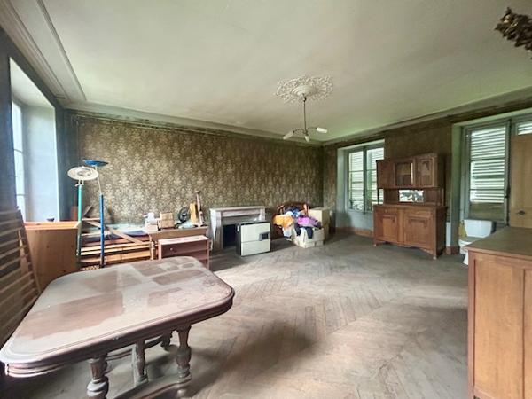 Marcoussis (91460) MARCOUSSIS - Maison de Maître de type F7 - 246 m2 hab - Jardin d'env. 2 100 m2 - Grange