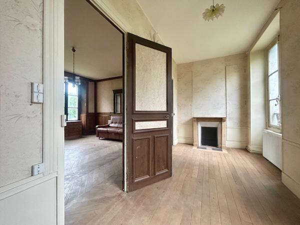 Marcoussis (91460) MARCOUSSIS - Maison de Maître de type F7 - 246 m2 hab - Jardin d'env. 2 100 m2 - Grange