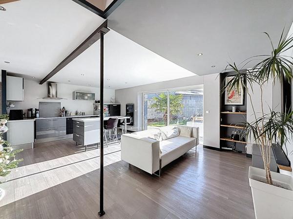 SURZUR CENTRE : Maison de caractère rénovée, terrasse plein sud, garage, 4 chambres. Tout à pied