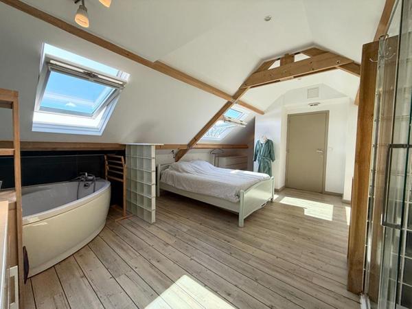 SURZUR CENTRE : Maison de caractère rénovée, terrasse plein sud, garage, 4 chambres. Tout à pied