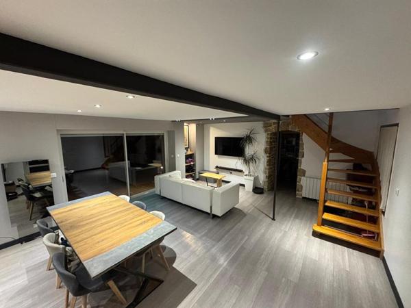 SURZUR CENTRE : Maison de caractère rénovée, terrasse plein sud, garage, 4 chambres. Tout à pied